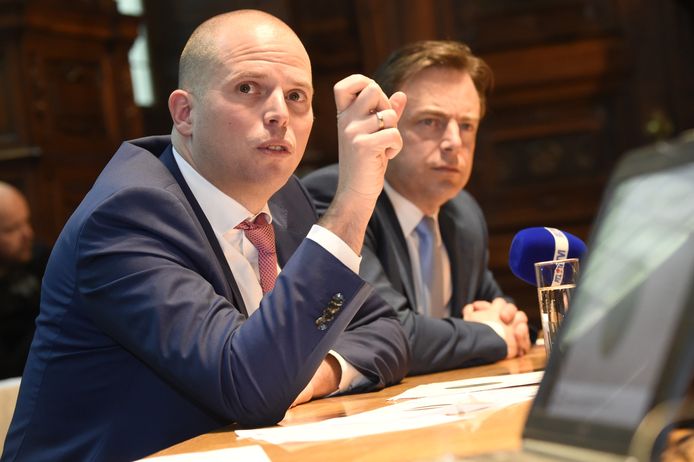 Voormalig staatssecretaris Theo Francken en N-VA-voorzitter en burgemeester van Antwerpen Bart De Wever.