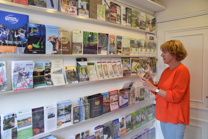 Ria Mol, vrijwilliger bij het Toeristisch Informatiepunt verantwoordelijk voor de folders.