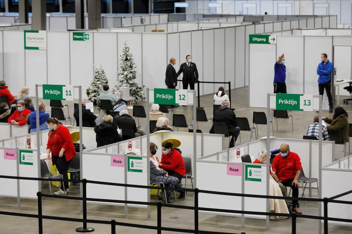 Beeld uit een vaccinatiecentrum in Rotterdam.