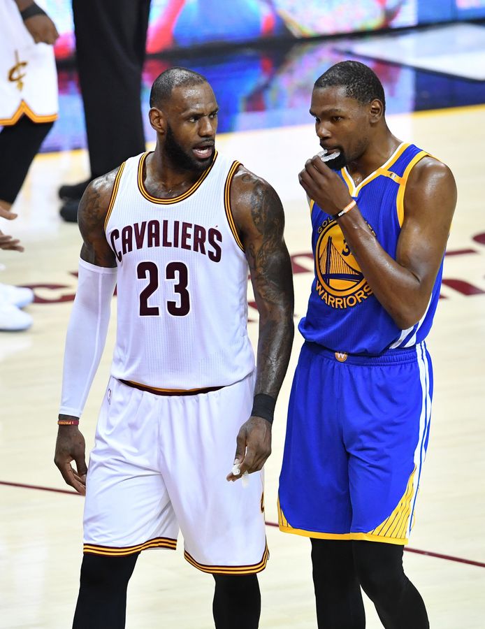 LeBron James en Kevin Durant tijdens de NBA Finals tussen de Cleveland Cavaliers en Golden State Warriors.