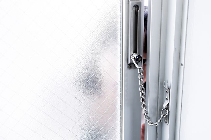 Marco van L. zou bij meerdere mensen met smoezen geld hebben losgepeuterd. Het ging om relatief kleine bedragen van enkele tientjes. Bij vier woningen sloop hij volgens het Openbaar Ministerie naar binnen.