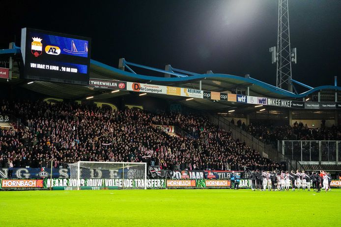 De spelers en supporters vieren gezamenlijk feest, na de 2-0 thuiszege op VVV-Venlo van afgelopen zaterdag.