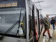 Reizigers tijdens de opening van een nieuw metrostation. Reizigers kunnen gebruik gaan maken van ook het laatste stukje van metrolijn B, de spoorverbinding tussen Rotterdam en station Hoek van Holland Strand.