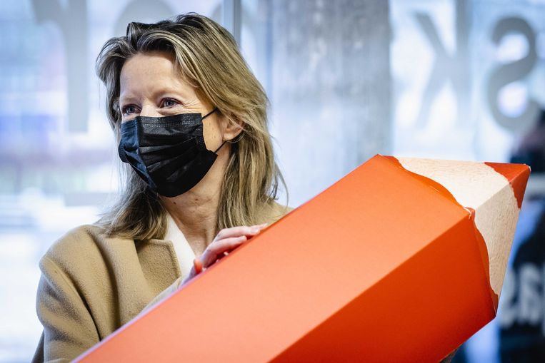 Demissionair minister Kajsa Ollongren van binnenlandse zaken brengt begin februari een bezoek aan een model-stembureau in Rotterdam-Charlois.  Beeld ANP