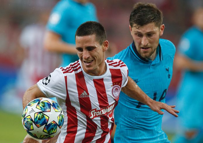 Daniel Podence strijdt met Spurs-verdediger Davies om de bal.