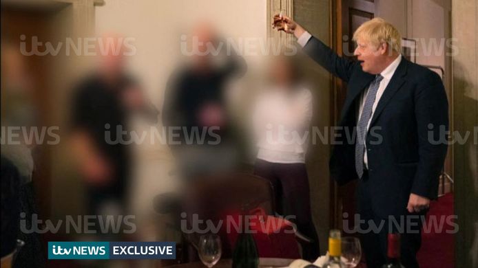 Op de beelden is te zien dat de Britse premier Boris Johnson het glas heft tijdens een feestje.