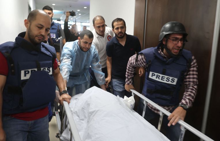 Journalisten escorteren het lichaam van  Al Jazeera-journalist Shireen Abu Akleh, die op woensdag door Israelische troepen werd doodgeschoten.  Beeld AFP