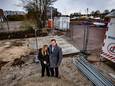 Peter en Rosa op de plek in de Binckhorst waar hun woning zou moeten komen. De bouw wordt tegengehouden door de eigenaar van de botenwerf op de achtergrond. Veel kopers zijn nu afgehaakt.