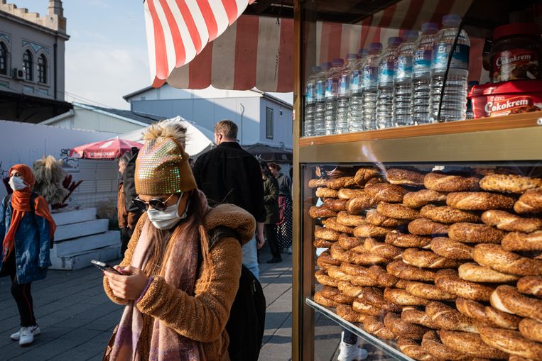 Voor veel mensen in Turkije is de prijs van het populaire broodje ‘simit’ de graadmeter voor de inflatie. Beeld NurPhoto via Getty Images