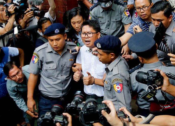 In Myanmar werden onder andere twee journalisten van Reuters veroordeeld tot zeven jaar cel.