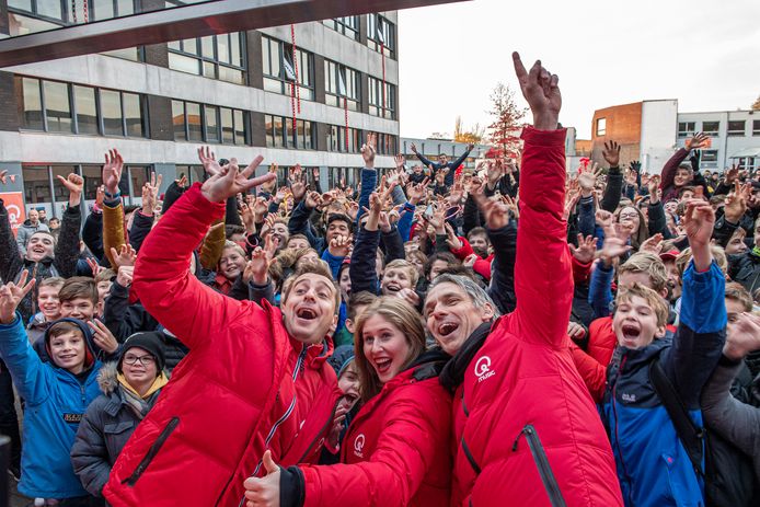 Het Qmusic ochtendtrio kwam live radio maken in het VTI te Roeselare.