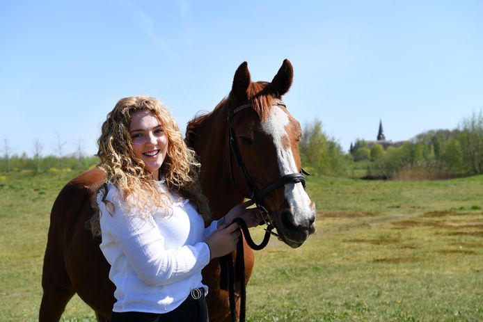 Mila Theuns is jong en woont in Waspik. Hier staat ze op de foto met  haar paard Tatancka in natuurgebied de Veste.