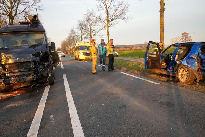 Bij het ongeluk waren het busje en drie personenauto’s betrokken.