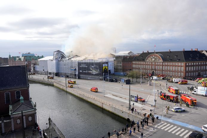 L'un des plus anciens bâtiments de la ville est en feu.