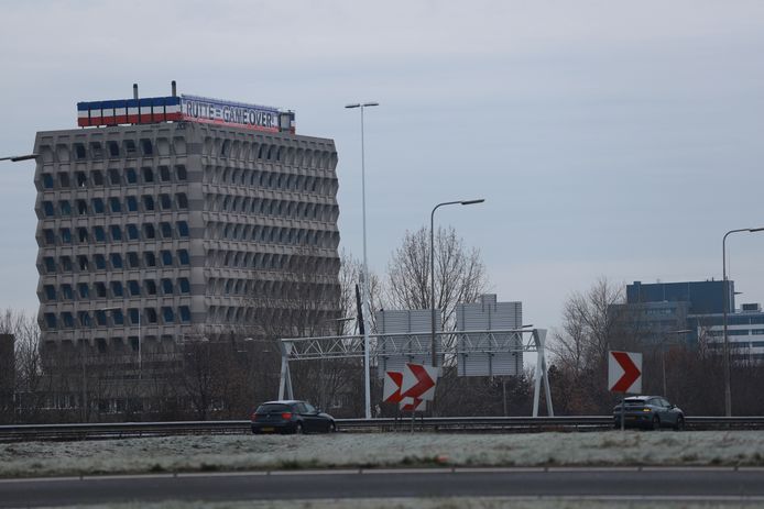 Op de Van Benthemlaan in Rijswijk hebben onbekenden een groot spandoek opgehangen.