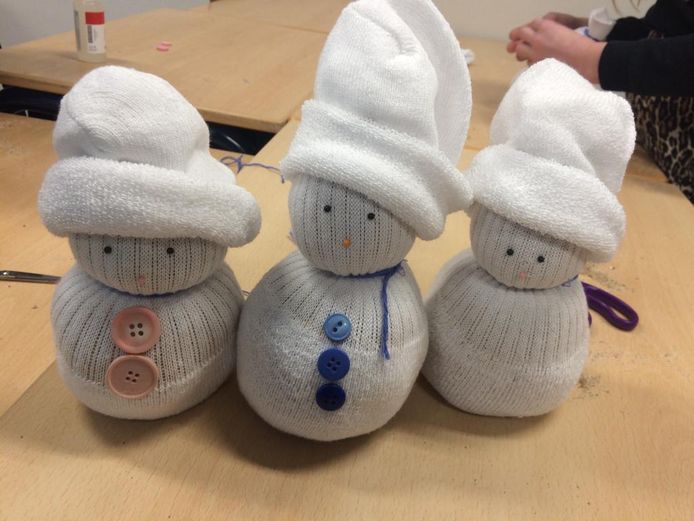 Zelfgemaakte ‘sneeuwpoppen’ op de Sint Jorisschool.