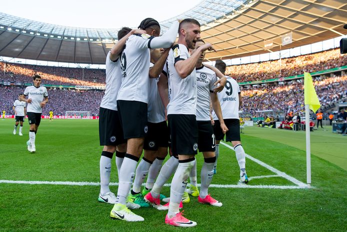 De spelers van Eintracht Frankfurt juichen na hun goal tegen Borussia Dortmund in de Duitse bekerfinale (2-1 verlies) van afgelopen seizoen.