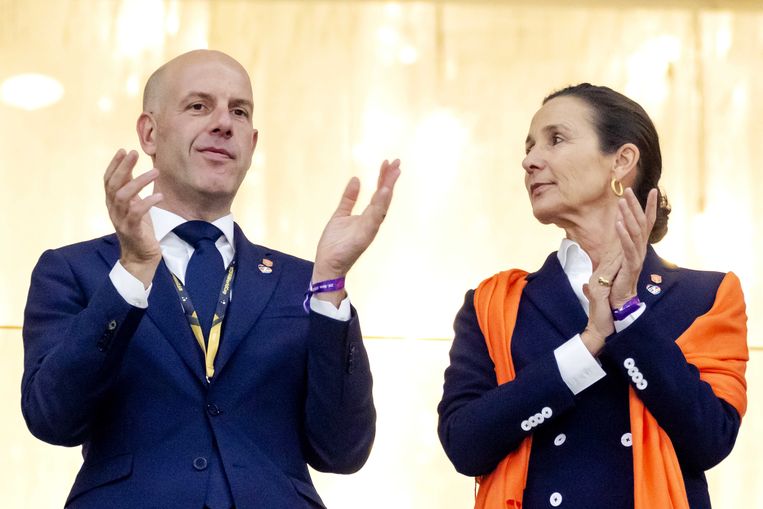 Marianne van Leeuwen en secretaris-generaal Gijs de Jong van de KNVB met het OneLove-speldje dinsdag in het stadion tijdens Nederland-Qatar.  Beeld ANP
