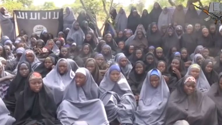 In een nieuwe videoboodschap van Boko Haram zijn een aantal ontvoerde meisjes te zien. Beeld AFP/YouTube
