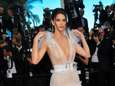 Gewaagd! Kendall Jenner showt haar boezem in Cannes