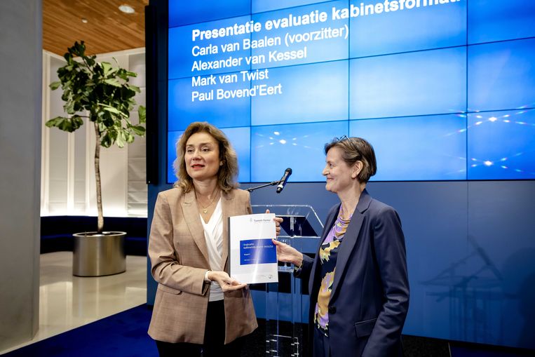 Vera Bergkamp (l), voorzitter van de Tweede Kamer, ontvangt het evaluatierapport over de formatie van 2021 van commissievoorzitter Carla van Baalen. Beeld ANP