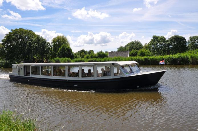 De nieuwe boot wordt er een met overkapping, zoals deze in Vlaardingen, en kan het hele jaar door varen en langere tochten maken.