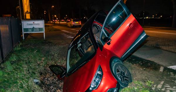 Vrouw wil TomTom instellen maar belandt in greppel in Heukelom