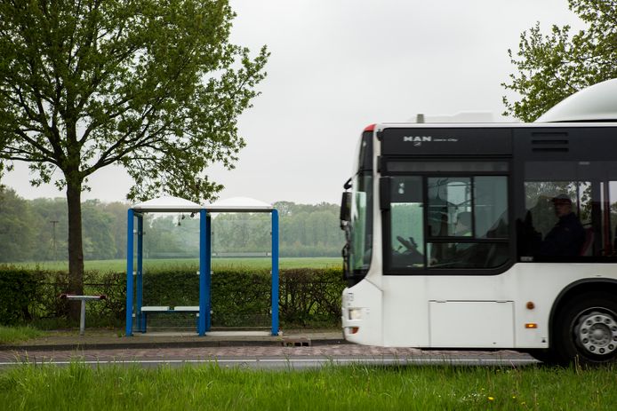Een bus van vervoersmaatschappij Connexxion rijdt langs een bushalte.