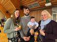 Schepen van Burgerzaken Ann Mesure samen met de 15.000ste inwoner van Wingene en z'n ouders.