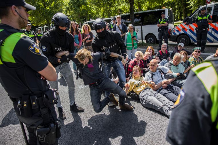 Politie houdt activisten van Extinction Rebellion aan die de A12 blokkeren, juli 2022. 
 Beeld Arie Kievit