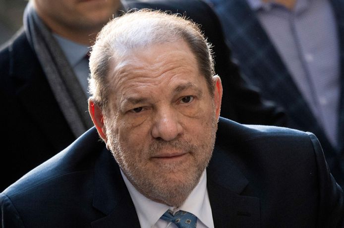 Harvey Weinstein in 2020 aan het Manhattan Criminal Court in New York. Hij was voor zijn veroordeling één van de machtigste figuren in Hollywood. De onthullingen over zijn  wangedrag vormden in 2017 het startschot voor de #MeToo-beweging.