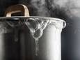 Chauffer de l'eau de manière avantageuse: vaut-il mieux utiliser la bouilloire électrique, le robinet à eau bouillante ou la cuisinière à cet effet?