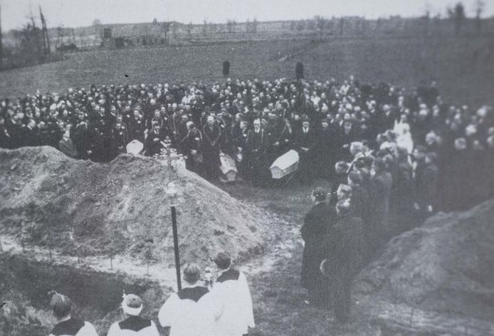De dodelijke slachtoffers werden in een massagraf begraven.