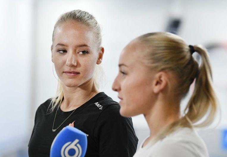 Lieke en Sanne Wevers staan de pers te woord.  Beeld ANP