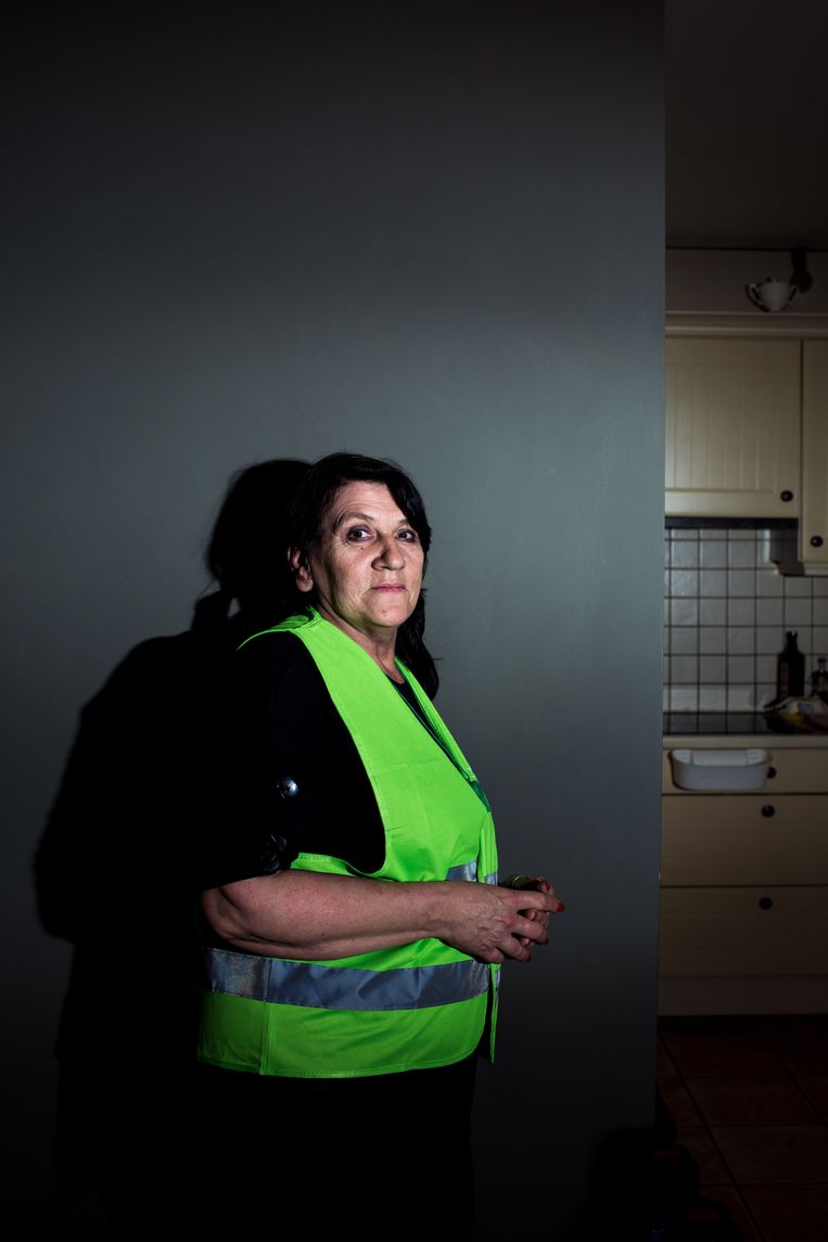 Poetshulp Liane Steurs:  ‘Het loon is beschamend laag en dan betaal je ook nog je eigen brandstof.’ Beeld Tine Schoemaker
