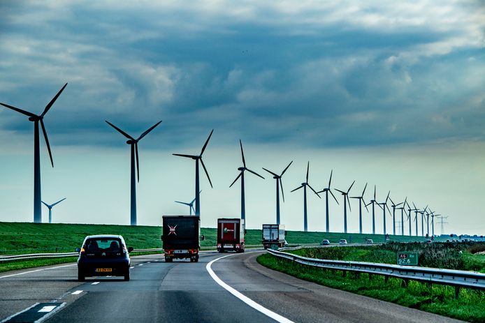 Zo ziet Twenterand de windmolens het liefst: langs de snelweg.