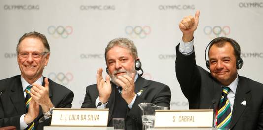 Carlos Nuzman (links), toenmalig president van Brazilië Luiz Inacio Lula da Silva (midden) en toenmalig gouverneur van de deelstaat Rio de Janeiro Sérgio Cabral (rechts) tijdens de persconferentie na de bekendmaking van Rio de Janeiro als olympische gaststad op 2 oktober 2009