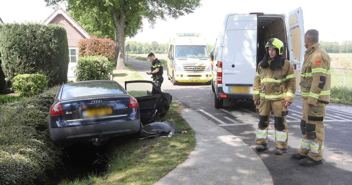 Auto belandt in sloot bij botsing met bestelbus in Venhorst.