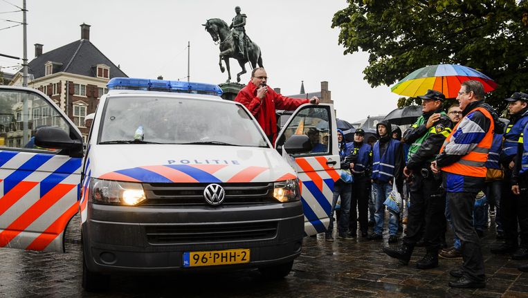 FNV-voorman Ton Heerts spreekt in september actievoerende agenten toe bij het Binnenhof. Beeld anp