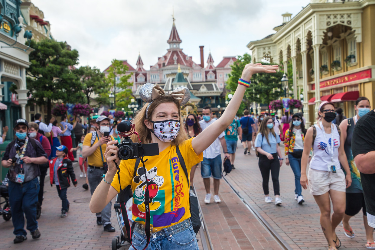 Bezoekers in Disneyland Parijs.  Beeld EPA