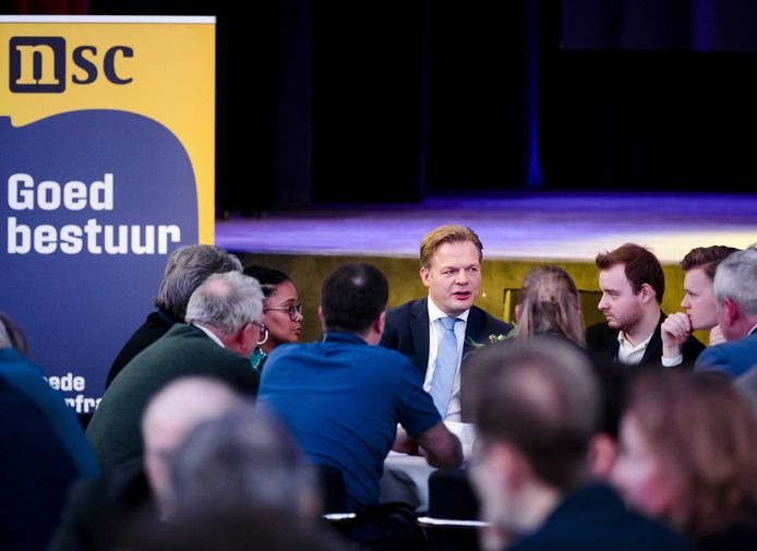 NSC-partijleider Pieter Omtzigt in gesprek met leden.