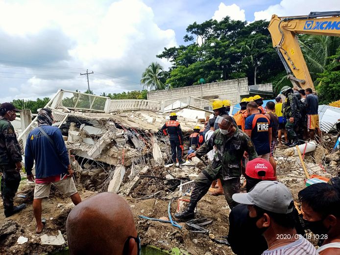 Reddingswerkers zoeken naar slachtoffers onder het puin van een ingestort huis in de stad Cataingan op de Filipijnen. Het gebied werd getroffen door een zware aardbeving, zeker een iemand kwam om het leven en er viel een tiental gewonden.