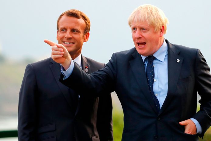 De Britse premier Boris Johnson met de Franse president Emmanuel Macron tijdens de G7-top in het Franse Biarritz.