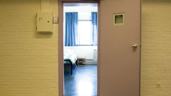 Verwarde man beukt 9 keer met hoofd tegen muur van cel: politie aansprakelijk voor blijvende hersenschade 
