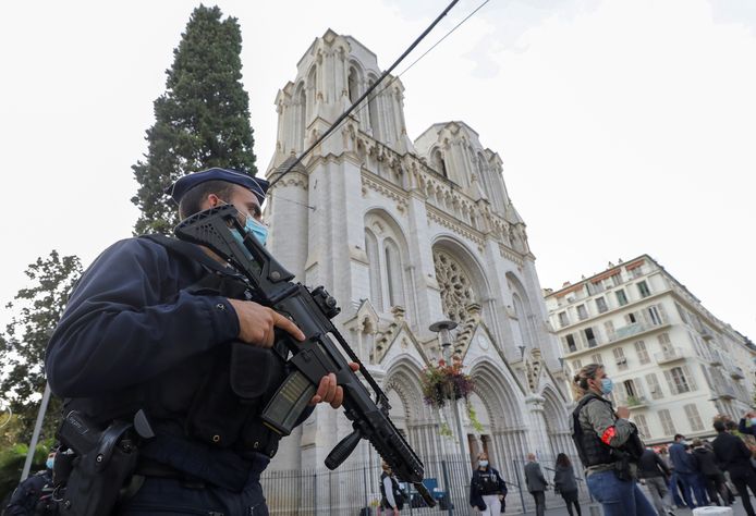 Politiebewaking bij de Notre Dame in Nice.
