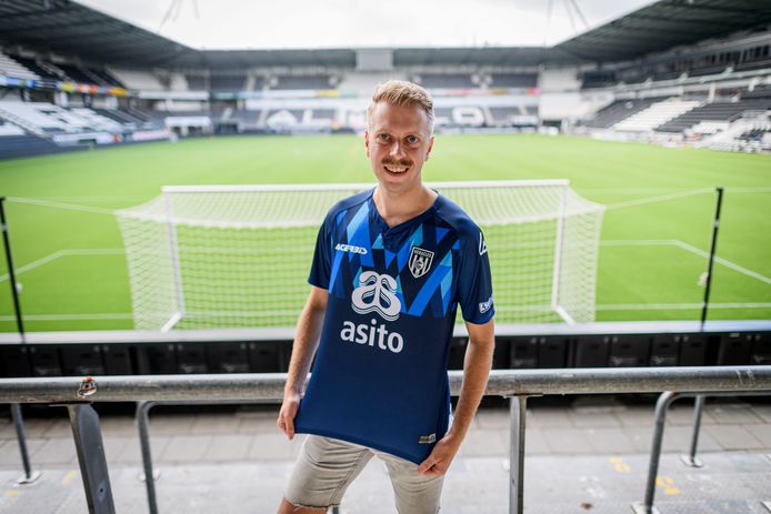 Jordy Wanschers in het officiële door hem ontworpen uitshirt van Heracles.