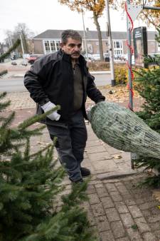Wereld van kerstboomverkoper Ernst stortte in door verbrijzelde vingers, nu is er hulp: ‘Tranen gelaten’