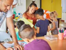 Op de zomerschool van de noodopvang in Oss wordt de taalbarrière met handen en voeten doorbroken