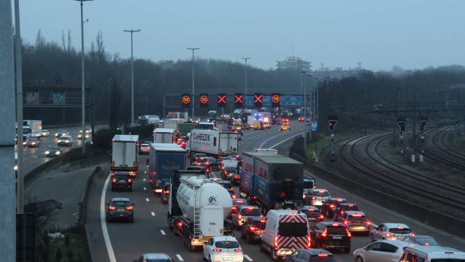 20 minuten file op Antwerpse Ring richting Gent vanaf Antwerpen-Noord