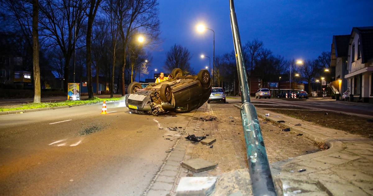 Auto slaat over de kop na botsing met lantaarnpaal in Apeldoorn, bestuurder gewond.